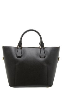 Sac à main noir en matériau texturé, avec des poignées doubles, des accessoires en métal doré, et une forme structurée avec une base effilée.
