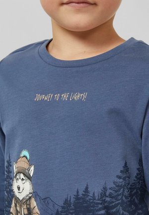 Blaues Langarmshirt mit einer Grafik eines Huskys in Hut und Jacke, darüber der Text "JOURNEY TO THE LIGHTS!" und darunter ein Waldmotiv.