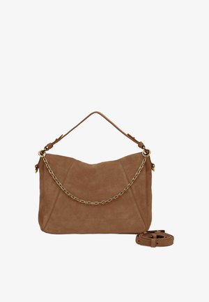 Braune Wildleder-Handtasche mit goldener Kettenakzent, weicher Textur und abnehmbarem Riemen. Verfügt über eine geschwungene Oberseite und einen flachen Boden.