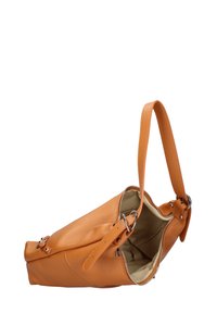 Borsa a tracolla in pelle arancione con finitura testurizzata, chiusura a zip e tracolla. La parte superiore aperta rivela un interno chiaro.