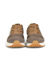 Braune Sneakers mit einer Kombination aus Wildleder und Mesh, undurchsichtigen Schnürsenkeln und einer strukturierten Gummisohle mit einer kontrastierenden helleren Zwischensohle.