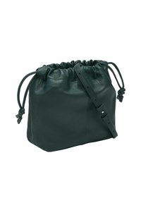 Borsa a sacchetto in pelle verde scuro con una texture morbida. Presenta una tracolla regolabile e una parte superiore raccolta con dettagli a cravatta. Design compatto.