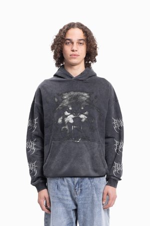 Sudadera gris oscuro con un gráfico de lobo en la parte delantera, con un bolsillo frontal y diseños de texto intrincados en las mangas. Tejido de mezcla de algodón.