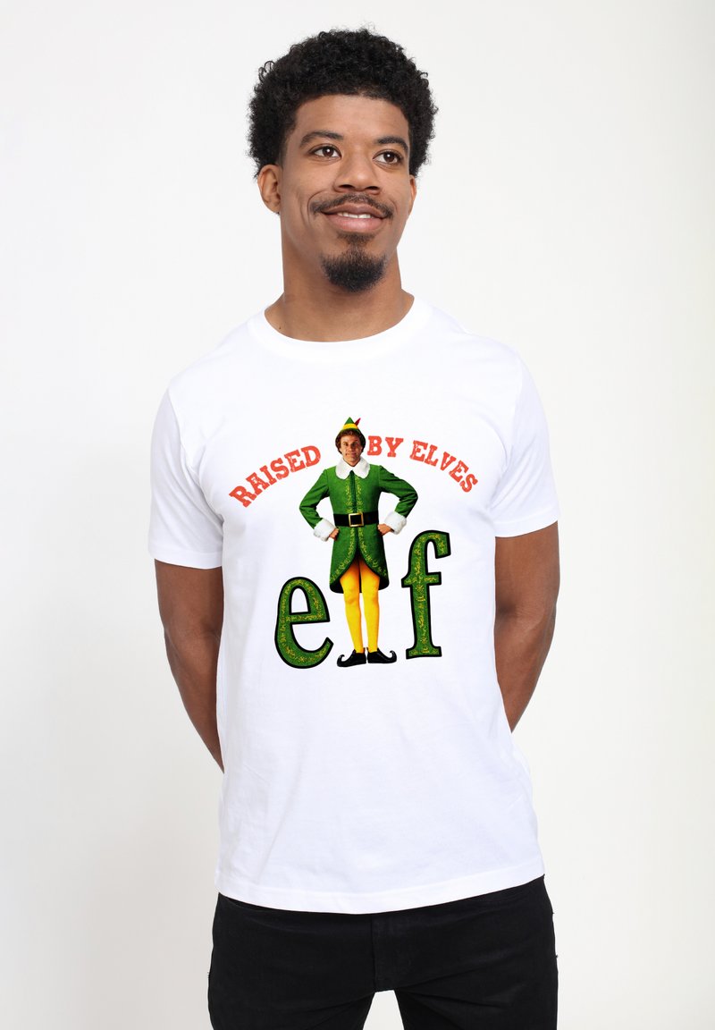 Biała koszulka z bawełny z graficznym wzorem i napisem "Wychowany przez Elfy" oraz postacią elfa w zielonych i żółtych ubraniach.