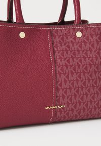 MICHAEL Michael Kors FLORA czerwony