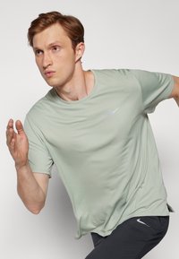 Nike Performance MILER - T-shirt de sport - jade horizon/reflective silver