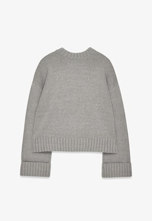 Svetlo sivi pleteni pulover z dolgimi rokavi, z rebrastimi manžetami, obsijanjem in ovratnikom, leži položen z rokavi razširjenimi.