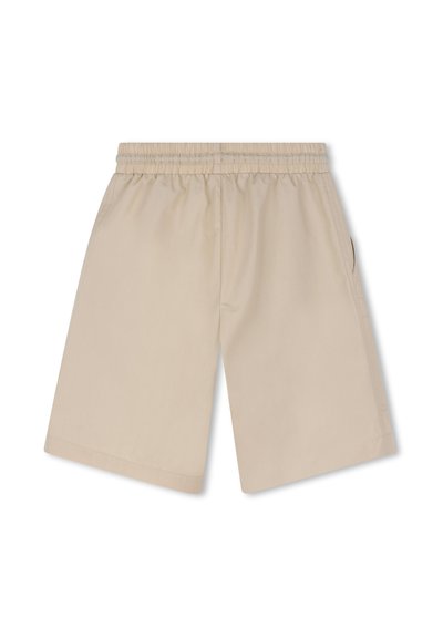 Pantaloncini beige con vita elastica, tasche laterali, lunghezza al ginocchio e design semplice su sfondo bianco.