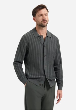Donkergrijze button-up cardigan met een gestructureerd golfpatroon, lange mouwen en een opgerolde kraag. Gestyled met bijpassende broeken.