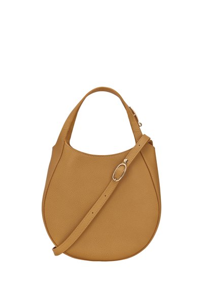 Umhängetasche aus strukturiertem senfgelbem Leder mit geschwungener Form, einem kurzen Griff und einem langen verstellbaren Tragegurt mit einem Verschluss in Goldoptik.