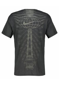 T-shirt nera a maniche corte con un grande motivo grafico testurizzato in una tonalità più chiara sul retro, che ricorda un globo e un design lineare.