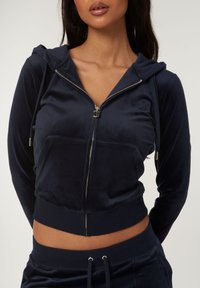 Juicy Couture - ROBERTSON CLASSIC VELOUR ZIP TROUGH - Zip-up sweatshirt - night sky Thumbnail Image 1