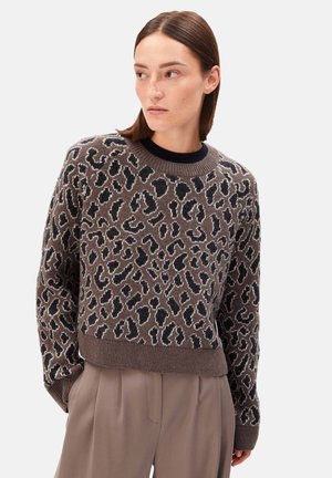 Bruine gebreide trui met een luipaardprint in zwart en beige. Heeft een ronde hals en ribgebreide manchetten en zoom. Stevige textuur, pulloverstijl.
