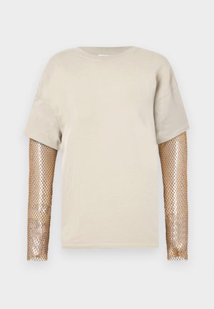 Beige rövid ujjú póló fémes arany halháló hosszú ujjakkal. Az anyag sima, a dizájnja kerek nyakkivágással rendelkezik.