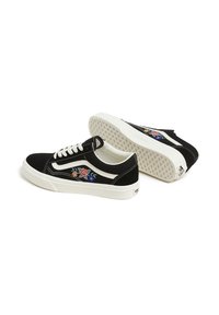 Schwarze Low-Top-Sneaker mit weißen Sohlen, weißem Streifen, Schnürsenkeln und mehrfarbigem Blumenstickerei an den Seiten, gezeigt aus Seiten- und Sohleansicht.