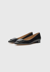 Ballerines en cuir verni noir avec un motif serpent texturé, bout pointu et un accent carré sur chaque orteil. Talon bas.