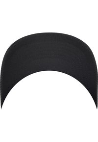 Schwarze Kappe mit gebogener Schirmform, aus strukturiertem Stoff, mit deutlichen Nahtlinien entlang der Kanten. Keine Logos oder Muster sichtbar.