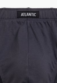 Męskie ciemnoszare slipy z gładką fakturą, elastycznym paskiem z etykietą "ATLANTIC" oraz bez widocznych wzorów czy akcentów.