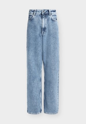 Hellblaue, hoch taillierte Jeans mit geradem Bein, vorne mit Knopf und Reißverschluss, Vorder- und Gesäßtaschen auf einfarbigem Hintergrund.