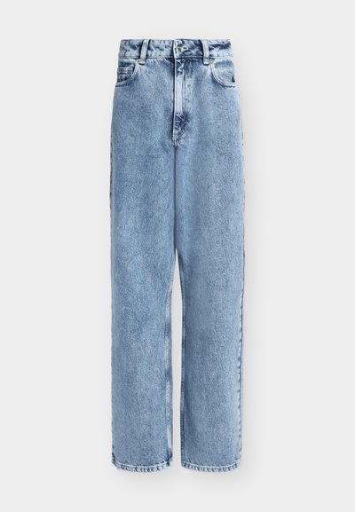 Ανοιχτό μπλε τζιν παντελόνι ψηλόμεσο με ίσιο πόδι, με κουμπί και φερμουάρ μπροστά, μπροστινές και πίσω τσέπες σε μονόχρωμο φόντο.