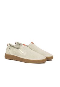 Zapatos ligeros color beige claro tipo slip-on con parte superior perforada, suela de goma y acentos en color naranja. Presentan una textura suave y un diseño de punta redondeada.