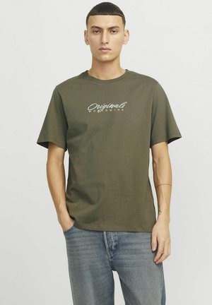 Olivgrön t-shirt i bomull med korta ärmar och rundad halsringning. Har tryckt texten "Originals Worldwide" i vitt och gult. Avslappnad passform.