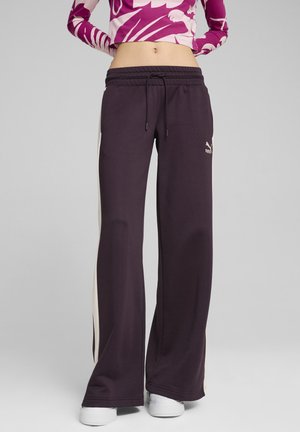 Pantaloni sportivi viola scuro con vita regolabile con cordino, caratterizzati da pannelli laterali di un caldo beige chiaro e dal logo Puma in bianco.