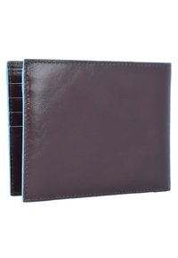 Portafoglio in pelle marrone scuro con cuciture azzurro chiaro. Presenta diversi scomparti per carte e una texture liscia. Forma piatta e rettangolare.