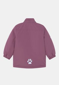 Veste longue manches violette avec poignets élastiques, col montant, et empreinte de patte réfléchissante sur le bas du dos et les manches.