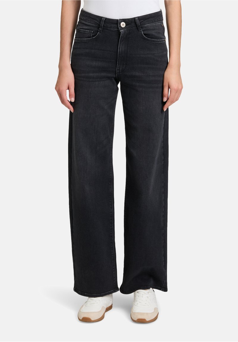 Czarne dżinsy o szerokich nogawkach, wyposażone w kieszenie z przodu, zamek błyskawiczny z zapięciem na guzik i białe akcenty w szwie.