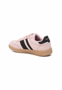 Zapatillas de ante rosa con rayas negras, suela de goma texturizada y cordones de algodón. Punta redonda y detalle de collar acolchado.