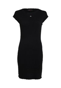 Vestido negro de manga corta hecho de una tela texturizada con una silueta ajustada. Presenta un pequeño logo en el pecho y un escote redondeado.