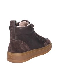 Bruine suede hoge sneakers met gestructureerde leren accenten, ronde neus, gewatteerde kraag en rubberen zool met een gestructureerd patroon.