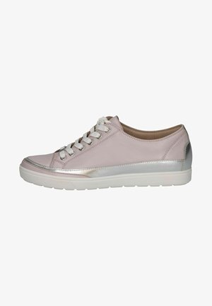 Világos rózsaszín bőr sneaker ezüst részletekkel, lapos fehér talppal, fűzős kialakítással és sima felülettel. Nincsenek látható minták vagy logók.