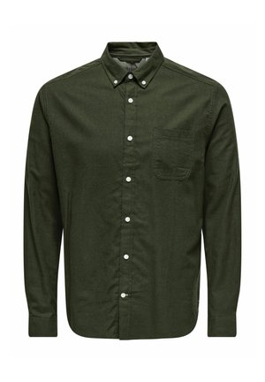 Chemise à manches longues vert foncé en tissu doux, dotée d'un col à bouton et de boutons blancs, ainsi qu'une poche poitrine unique avec des bords arrondis.