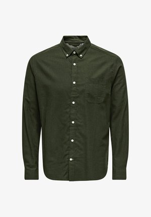 Camisa de manga larga verde oscuro de tejido suave, con cuello de botones, botones blancos y un único bolsillo en el pecho con bordes redondeados.