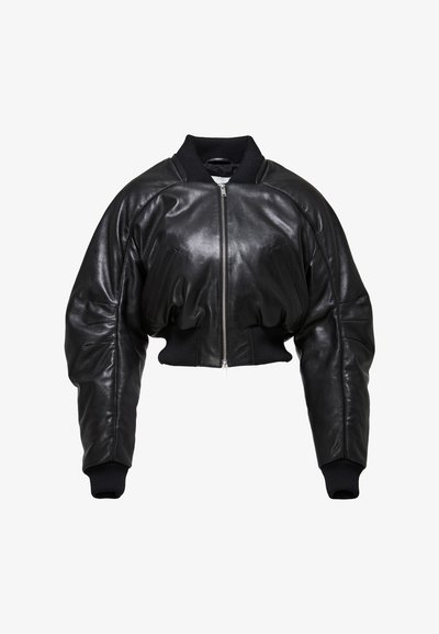 Lühendatud must nahast bomber-jakk ribadega kudumvarrukate ja kraega, esiosal lukk ja kaks küljetaskut.