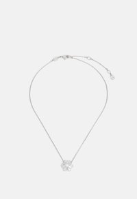 Collier en chaîne en argent avec un pendentif en forme de fleur orné de plusieurs pierres précieuses transparentes, détails complexes et une petite accent en goutte.