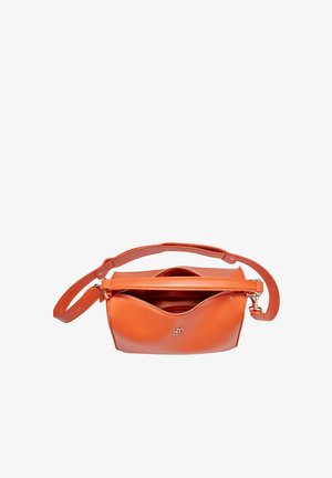 Pomarańczowa skórzana torebka o wygiętym kształcie, z zamkiem błyskawicznym na górze i regulowanym paskiem. Gładka tekstura i minimalna liczba elementów metalowych.