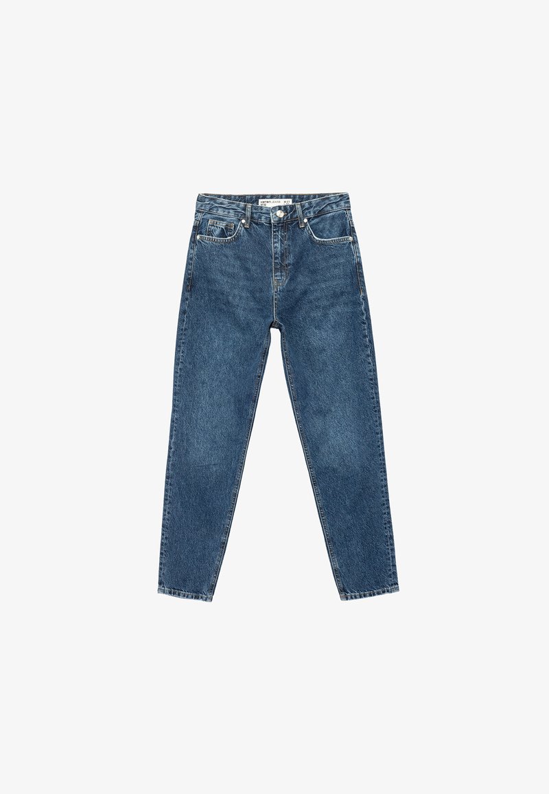 Jeans de mezclilla azul con una cintura alta, diseño de pierna recta y cinco bolsillos. Presenta detalles de costura y un cierre de botón en la parte delantera.