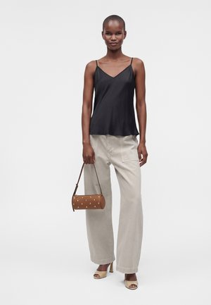 MICHAEL Michael Kors, IZZY BARREL POUCHETTE - Τσάντα χειρός - brown