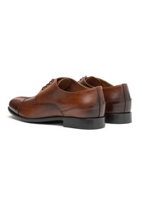 Braune Lederanzugschuhe mit elegantem Design, runder Zehenform, Schnürverschluss und niedrigem schwarzen Absatz. Sichtbare Nähte betonen die Seiten.