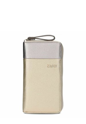 Rechthoekige goudkleurige en zilverkleurige polsportemonnee met ritssluiting, textuur op het oppervlak en het geperste "ZWEI"-logo aan de voorkant.