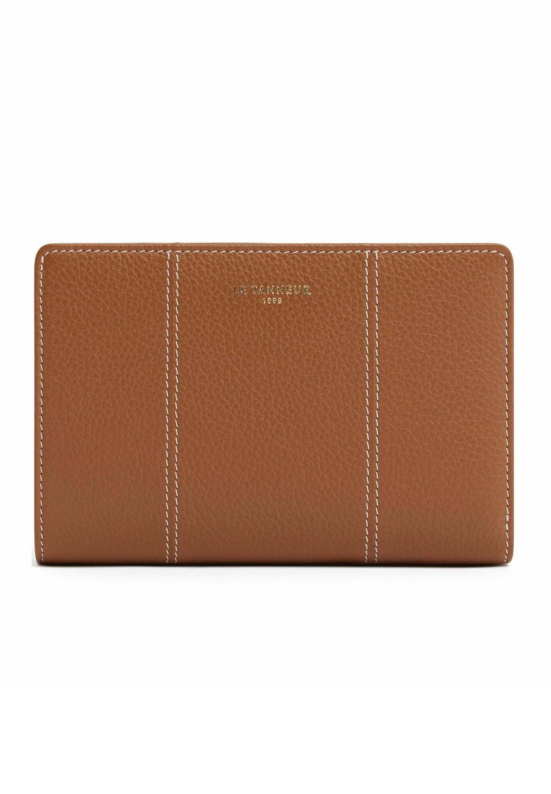 Portafoglio in pelle marrone con superficie texturizzata, tre sezioni verticali cucite e marchio in oro sottile. I bordi puliti accentuano il design.