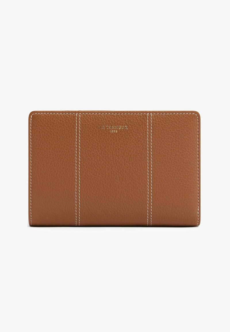 Billetera de cuero marrón con superficie texturizada, tres secciones verticales cosidas y un sutil logotipo en dorado. Los bordes limpios acentúan el diseño.