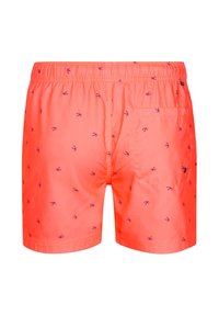 Helle korallenrote Badeshorts mit einem elastischen Bund, versehen mit einem kleinen Hummermuster in Marineblau und einer Gesäßtasche zur Aufbewahrung.