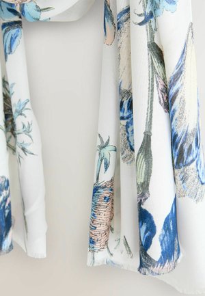 Écharpe légère à motif floral en blanc, avec des accents bleus et pastel. Tissu doux avec des bords frangés, tombant gracieusement.