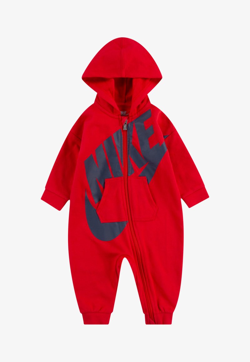 Červený zipovací overal s kapucí, s velkým tmavě šedým logem Nike na přední straně a klokaní kapsou. Vyroben z měkké látky.