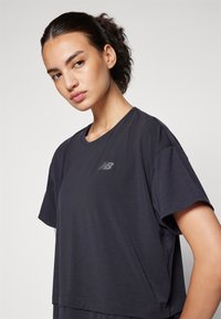 New Balance DRAPEY OVERSIZED - Potiskana majica - black