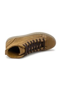 Barna velúr magas szárú sneaker sötétbarna fűzőkkel, kerek orral és texturált talppal. Puha belső bélés és varrási részletek találhatók.